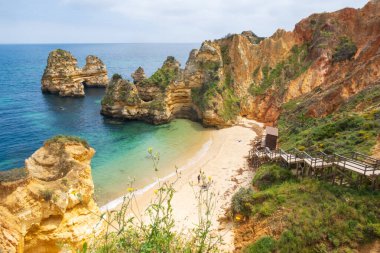 Praia do Camilo 'nun manzarası, Portekiz' in Algarve kentindeki Lagos yakınlarında ünlü bir plaj.