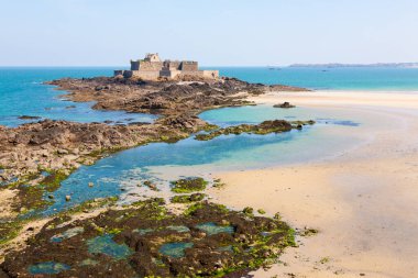 Saint-Malo 'daki Fort National ve Brittany, Fransa' daki Eventail sahillerinde