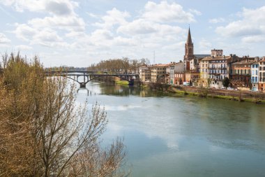 Fransa 'nın Occitanie bölgesindeki Montauban kasabası ve nehir arazisinin genel görünümü