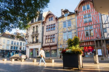 Troyes, Fransa - Kasım 04 2024: Fransa 'nın Troyes kentinde yarı keresteli evleri olan sokakları ziyaret eden insanlar