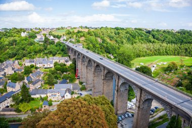 Dinan kasabası, viyadük ve liman Brittany, Fransa 'da Rance nehrinin kıyısında.