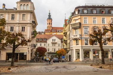 Baden-Baden, Almanya - 22 Ekim 2024: Baden-Baden, Baden-Wurttemberg, Almanya 'daki eski kaplıca kasabasında hayat sahnesi