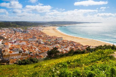 Nazare kasabasının havadan görünüşü ve Portekiz 'deki Atlantik Okyanusu