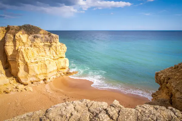 Portekiz, Albufeira yakınlarındaki cennet plajı ve okyanus üzerindeki uçurumlardan manzara