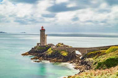 Plouzane 'deki Phare du Petit Minou deniz feneri manzarası Fransa' nın kayalık kıyılarında duruyor.