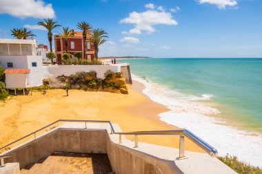 Portekiz 'in Algarve bölgesinde Armcao de Pera plajı manzarası