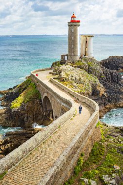 Plouzane, Brittany Fransa 'daki Phare du Petit Minou deniz fenerinin dikey görüntüsü