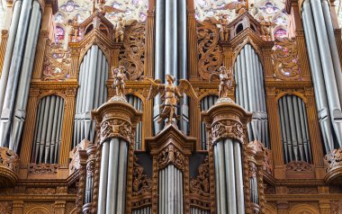 Tours, Centre-Val de Loire, Fransa 'daki Saint-Gatien katedralindeki büyük organın ayrıntıları.