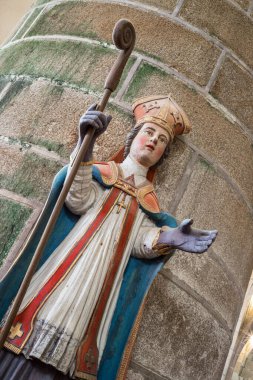 Locronan, Fransa - 10 Ağustos 2017: Locronan Roma Kilisesi 'ndeki Breton Benedictine başrahibi Aziz Maurice' in heykeli