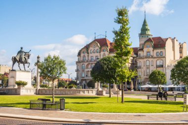 Oradea, Romanya - 07 Ekim 2024: Birlik Meydanı 'ndaki Kara Kartal Sarayı (Piata Unirii)