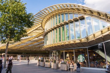 Paris, Fransa - 23 Haziran 2025: La Canopee, uçsuz bucaksız cam ve çelik dalgalı çatı, 2016 'da yeniden inşa edilen Chatelet-Les-Halles istasyonunu ve Paris' in merkezindeki Westfield Forum des Halles yeraltı alışveriş merkezini kapsıyor.