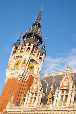 Calais, Fransa - Ocak 02 2023: Fransa 'nın Pas-de-Calais kentindeki belediye binasının çan kulesinin dikey fotoğrafları