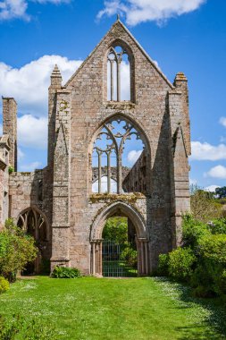 Kont Alain Ier d 'Avaugour tarafından 1202 yılında Fransa' nın Bretagne kentindeki Paimpol kentinde kurulan Abbey de Beauport kalıntılarının dikey fotoğrafları.