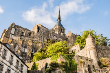 Mont-Saint-Michel 'in manastırı ve surları ayaklarının dibinde, en çok ziyaret edilen turistik bölge, Manche, Normandiya, Fransa