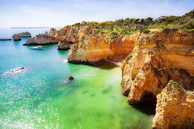 Portekiz 'in Algarve bölgesindeki Portimao yakınlarındaki Praia Joao De Arens Sahili' nin üzerindeki patikadan görüntüyü al.