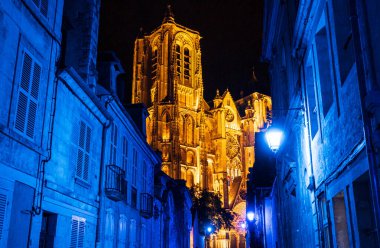 Bourges 'un eski şehir merkezi ve yazın ışıklar altında katedral. Bourges, Merkez-Val de Loire, Fransa