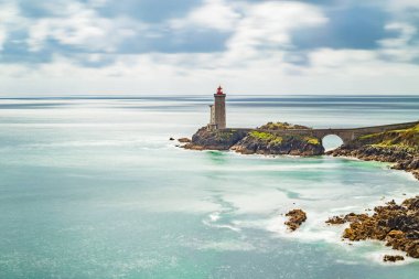 Plouzane 'deki Phare du Petit Minou deniz fenerinin uzun pozlu fotoğrafı Brittany, Fransa' nın kayalık kıyılarında duruyor.