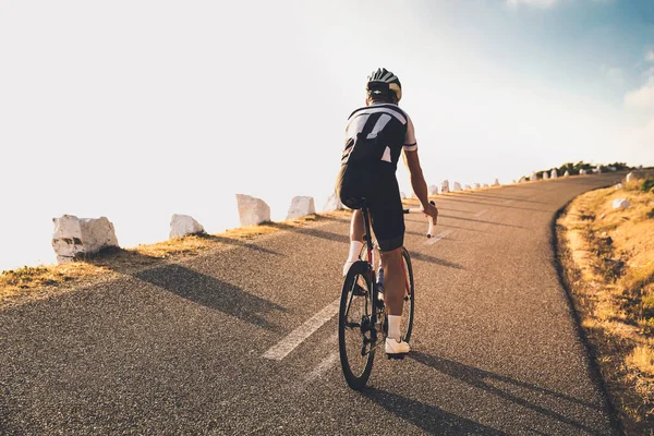 山の上でサイクリスト運動選手の訓練 — ストック写真