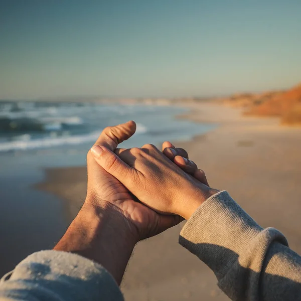 一对夫妇在沙滩上手牵手 — 图库照片