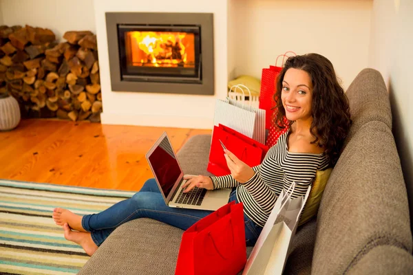 美しい女性家で 暖炉の暖かさでオンライン ショッピング — ストック写真