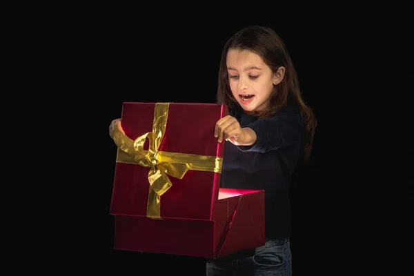 Klein Meisje Opent Een Cadeautje Met Licht Dat Naar Buiten — Stockfoto