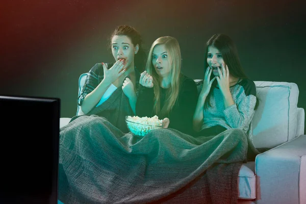Dospívající Dívky Sledovat Horor Popcorn — Stock fotografie