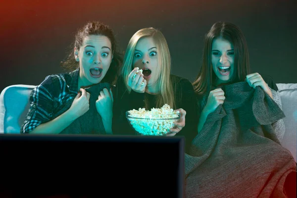 Les Adolescentes Regardent Film Horreur Avec Pop Corn — Photo