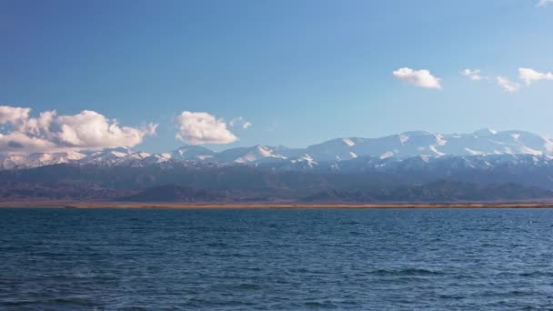 Blue Calm Water Issyk Kul Lake Mountains Background Summer Day — Wideo stockowe