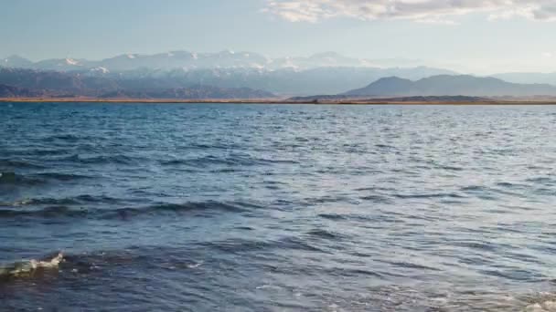 Blue Calm Water Issyk Kul Lake Mountains Background Summer Day — Stockvideo