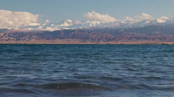 Blue Calm Water Issyk Kul Lake Mountains Background Summer Day — Vídeo de Stock