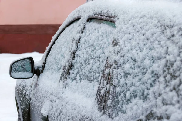 Frostbedeckte weiße Autoseitenscheiben mit Kunststoffabweiser