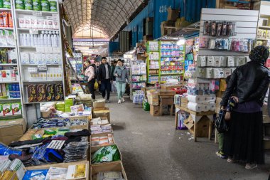 Bişkek, Kırgızistan 'da Dordoi Çarşısı' nda Asya sağlık ve kozmetik ürünleri 10 Ekim 2022