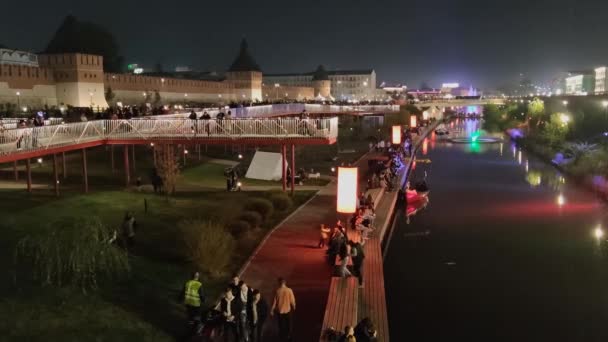 Mieszkańcy Miasta Spacerują Nocą Dzień Miasta Wzdłuż Wału Kazanskaya Tule — Wideo stockowe
