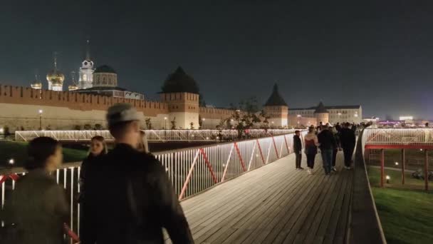 町の人々は トゥーラ州のKazanskaya堤防に沿って夜に歩きます ロシア11 2021 — ストック動画