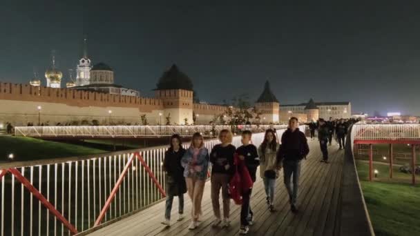 町の人々は トゥーラ州のKazanskaya堤防に沿って夜に歩きます ロシア11 2021 — ストック動画