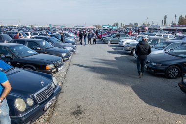 Kırgızistan, Bişkek 'te 16 Ekim 2022' de geniş araba açık hava pazarı RIOM Auto