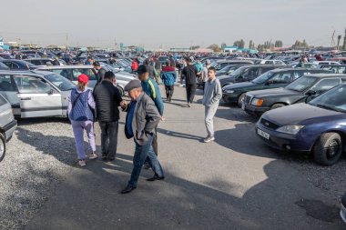 Kırgızistan, Bişkek 'te 16 Ekim 2022' de geniş araba açık hava pazarı RIOM Auto