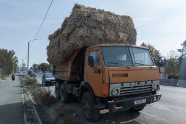 17 Ekim 2022 'de Sokuluk, Kırgızistan' da büyük miktarda saman roketi taşıyan eski Kamaz damperli kamyon.