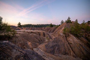 Yaz akşamları ormanla kaplı aşınmış toprak ocağı vadisi..
