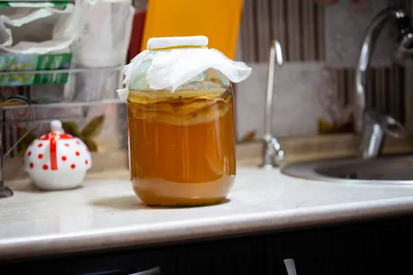 Kombucha Teh Buatan Sendiri Dalam Botol Kaca Atas Meja Dapur Stok Foto