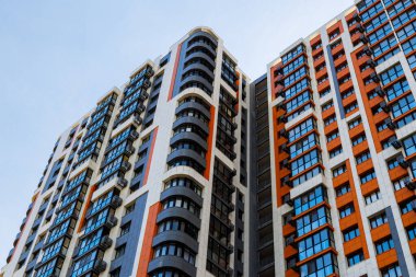 Güneşli bir günde mavi gökyüzü arka planında yeni inşa edilmiş yüksek binalar.