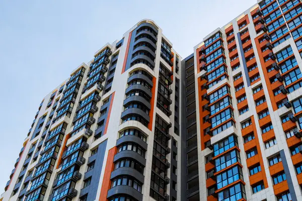 Güneşli bir günde mavi gökyüzü arka planında yeni inşa edilmiş yüksek binalar.