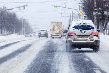 Renault Koleos 'un kar üzerindeki arabası 13 Şubat 2021' de Rusya 'nın Tula kentinde kar yağışından sonraki kış günü yolu kaplamıştı.