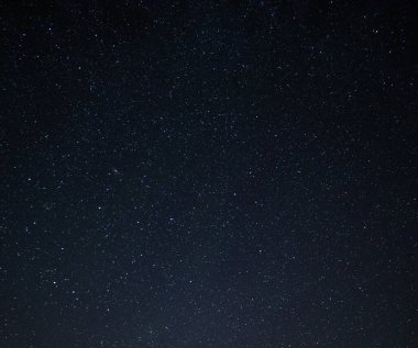 Yıldızlı gökyüzü yıldız tarlasının gerçek hayat fotoğrafı.