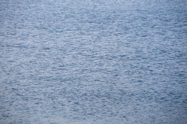 sakin göl veya nehir su yüzeyi küçük dalgalı, seçici odaklı tam çerçeve arkaplan