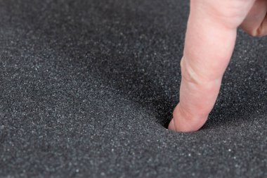 Siyah köpük kauçuk iten parmak. Seçici odaklı tam kare makro görünümü kapat.