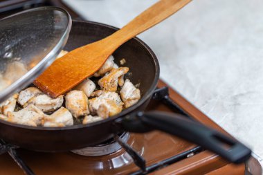 Tavuk göğsü sadece kızartma tavasında et ve ahşap spatula. Gerçek hayatta ev yapımı sağlıklı yemekler..