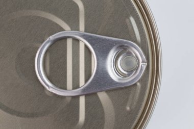 Teneke kutunun üzerindeki halkanın yüksek açılı görüntüsünü kapat.