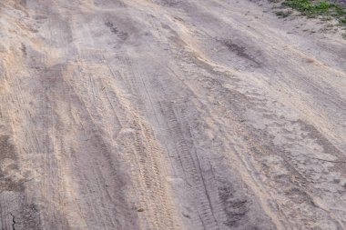 Yaz gününde tozlu toprak yol, tam kare yakın çekim manzarası.