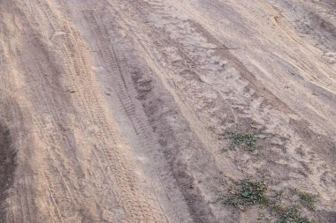 Yaz gününde tozlu toprak yol, tam kare yakın çekim manzarası.